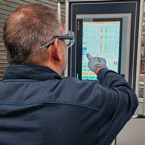 Image d'un expert Matissart ajustant des paramètres sur une machine d'extrusion-soufflage